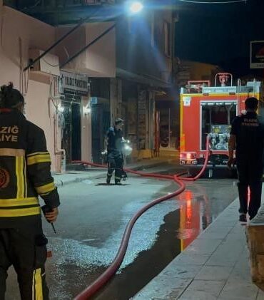 ELAZIĞ'DA PANSİYON YANGINI: 2 İTFAİYE PERSONELİ DUMANDAN ETKİLENDİ