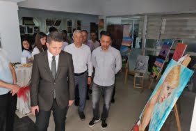 anadolu-lisesinde-acilan-resim-sergisi-tam-not-aldi-SmnA1Wb4.jpg
