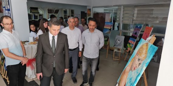 Anadolu Lisesi’nde açılan resim sergisi tam not aldı