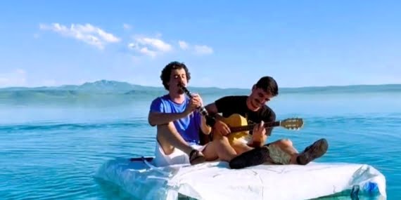 Atık materyallerden yaptıkları salla Van Gölü’nün ortasında konser verdiler Atık materyallerden yaptıkları salla Van Gölü’nün ortasında konser verdiler