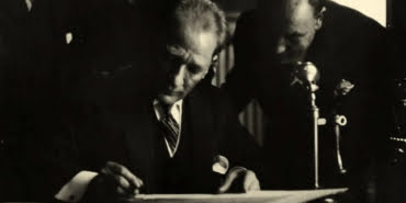 bakanlik-ataturkun-alti-orijinal-imzasini-paylasti-jrnLaMZX.jpg