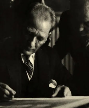 bakanlik-ataturkun-alti-orijinal-imzasini-paylasti-jrnLaMZX.jpg