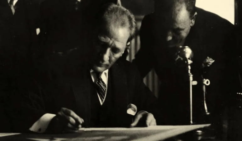 bakanlik-ataturkun-alti-orijinal-imzasini-paylasti-jrnLaMZX.jpg