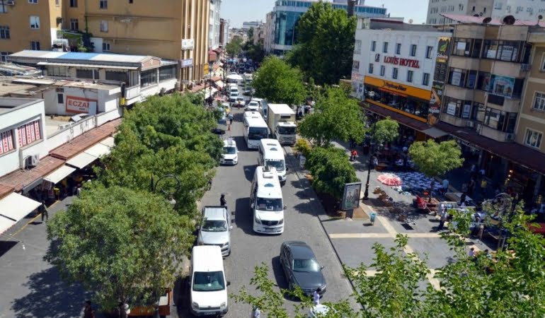 diyarbakirda-gazi-caddesi-bayram-boyunca-trafige-kapali-olacak-acSZiRjr.jpg