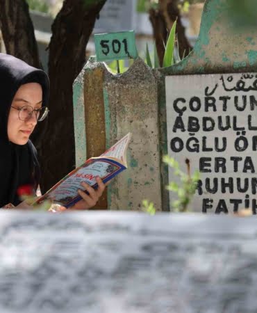 elazigda-bayram-arefesinde-kabir-ziyareti-pfJX8da4.jpg