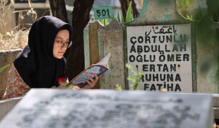 elazigda-bayram-arefesinde-kabir-ziyareti-pfJX8da4.jpg