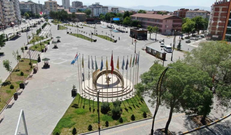 elazigda-bayram-tatilinin-ilk-gununde-yollar-ve-caddeler-bos-kaldi-PFPRNLdp.jpg