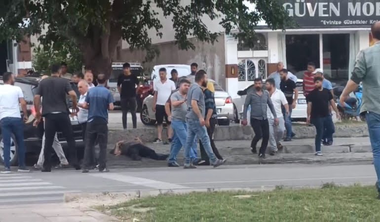 elazigda-bir-sahsi-aractan-indirip-olduresiye-dovduler-ApA1g89j.jpg