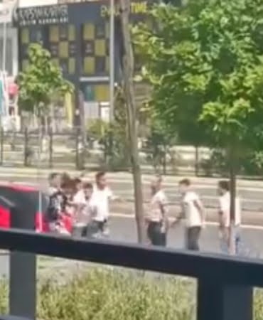 elazigda-cadde-ortasindaki-kavga-kameralara-yansidi-95J8ufps.jpg