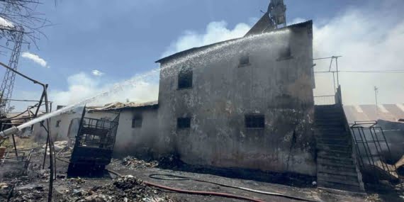 Elazığ’da geri dönüşüm deposunda yangın: Ev, depo ve bir araç kül oldu