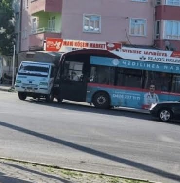 elazigda-halk-otobusu-ile-pikap-carpisti-9-yarali-p1el5JYT.jpg