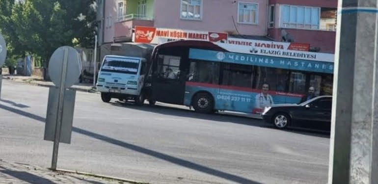 elazigda-halk-otobusu-ile-pikap-carpisti-9-yarali-p1el5JYT.jpg