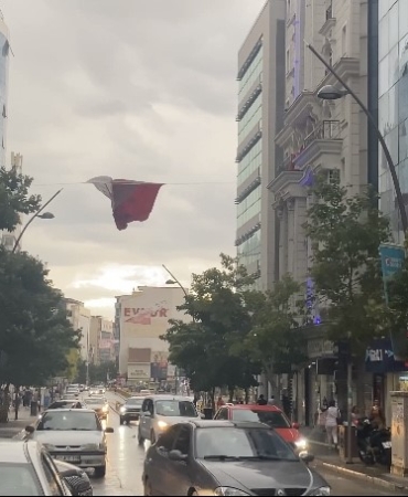 elazigda-kuvvetli-ruzgar-ve-firtina-vatandaslari-zor-durumda-birakti-wDExVwZ8.jpg