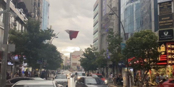 Elazığ’da Kuvvetli Rüzgar ve Fırtına Vatandaşları Zor Durumda Bıraktı Elazığ’da Kuvvetli Rüzgar ve Fırtına Vatandaşları Zor Durumda Bıraktı