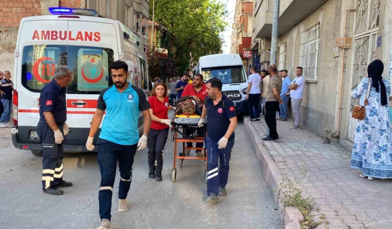 elazigda-minibus-ile-otomobil-carpisti-7-yarali-UiCwbguf.jpg