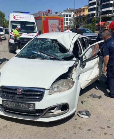 elazigda-otomobil-tira-carpti-3-yarali-ezB5zQgW.jpg