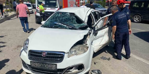 Elazığ’da otomobil tıra çarptı: 3 yaralı Elazığ’da otomobil tıra çarptı: 3 yaralı