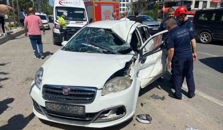 elazigda-otomobil-tira-carpti-3-yarali-ezB5zQgW.jpg