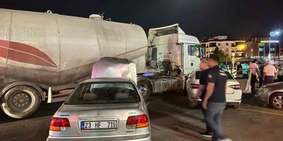 Elazığ’da tankerle iki otomobil çarpıştı: 2 yaralı Elazığ’da tankerle iki otomobil çarpıştı: 2 yaralı