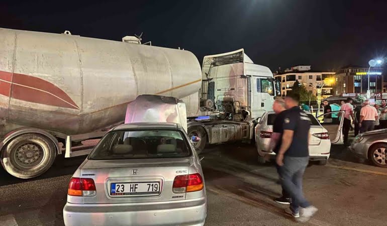 elazigda-tankerle-iki-otomobil-carpisti-2-yarali-EzNsJE1h.jpg