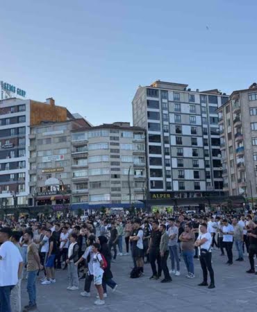 elazigda-turkiye-portekiz-maci-icin-dev-ekran-kuruldu-RrYqUZgK.jpg