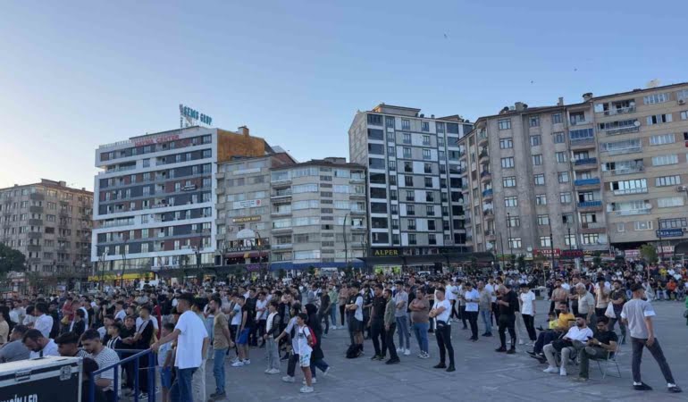 elazigda-turkiye-portekiz-maci-icin-dev-ekran-kuruldu-RrYqUZgK.jpg