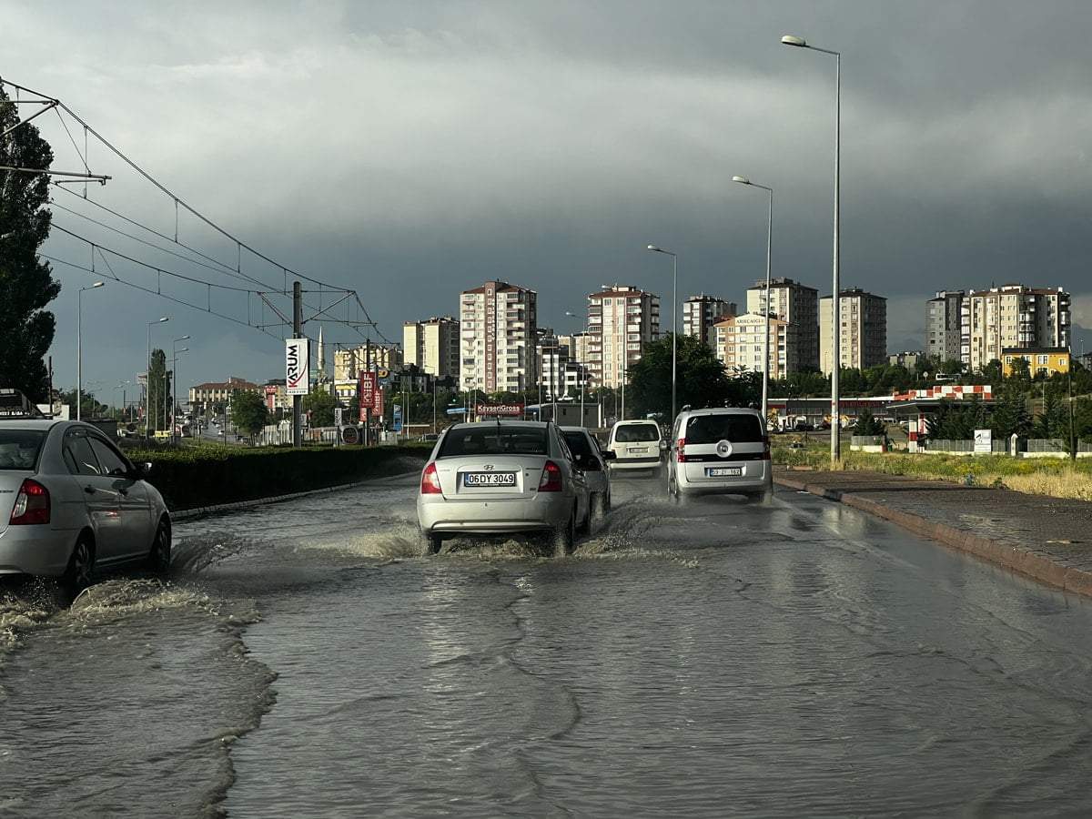 Kayseri'de şiddetli rüzgar ve sağanak: Çatılar uçtu, yollar göle döndü