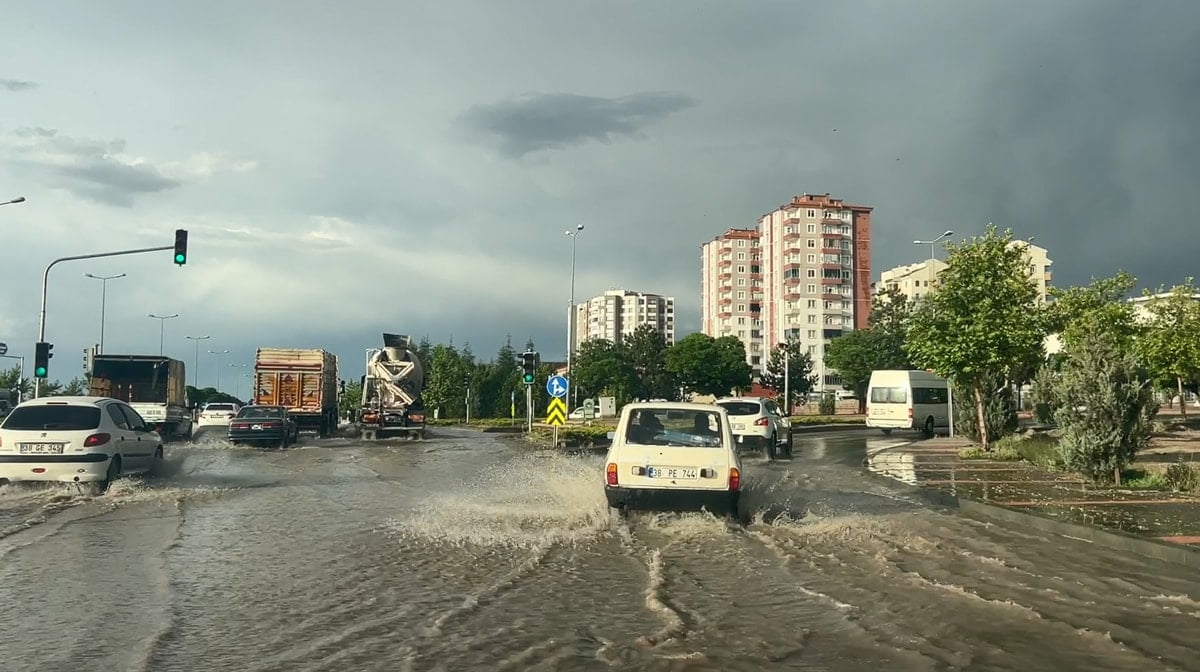 Kayseri'de şiddetli rüzgar ve sağanak: Çatılar uçtu, yollar göle döndü