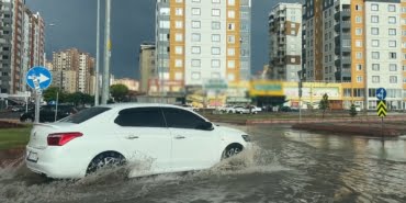 kayseride-siddetli-ruzgar-ve-saganak-catilar-uctu-yollar-gole-dondu-NidFBLz4.jpg