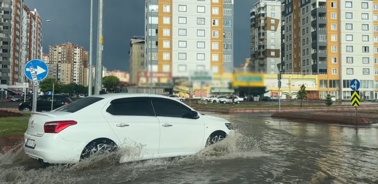 kayseride-siddetli-ruzgar-ve-saganak-catilar-uctu-yollar-gole-dondu-NidFBLz4.jpg