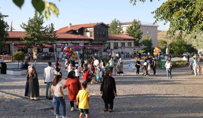 medeniyetler-besigi-5-bin-yillik-harputta-turizm-hareketliligi-basladi-gNbQlPyQ.jpg