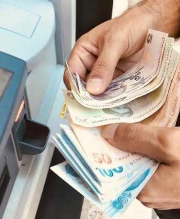 milyonlari-etkiliyor-bankalar-atm-para-cekme-limitlerini-degistirdi-yeni-rakamlar-aciklandi-2-S8yAbQiR.jpeg