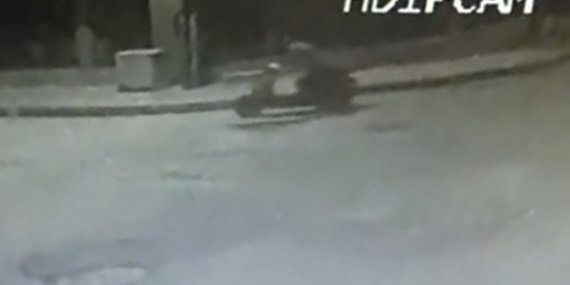 Elazığ'da iki hırsız etrafı kontrol ettikten sonra motosikleti çaldı Elazığ’da iki hırsız etrafı kontrol ettikten sonra motosikleti çaldı