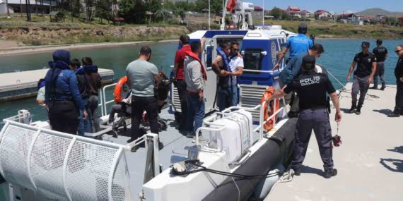Özel öğrenciler polis botuyla Van Gölü’nü gezdi Özel öğrenciler polis botuyla Van Gölü’nü gezdi
