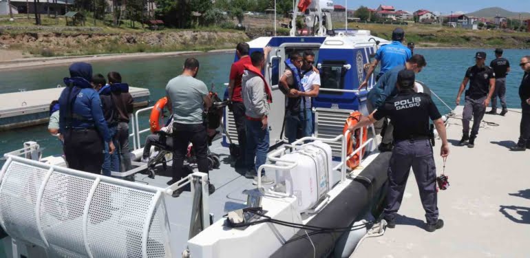 ozel-ogrenciler-polis-botuyla-van-golunu-gezdi-pePam2mA.jpg
