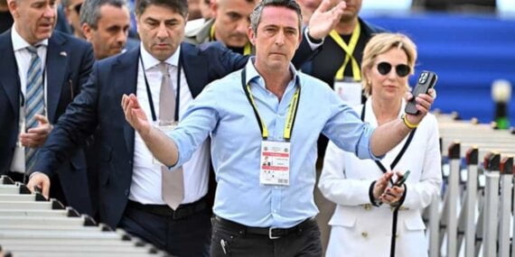 Rakibi Aziz Yıldırım'ı mağlup eden Ali Koç, yeniden Fenerbahçe Başkanı seçildi Rakibi Aziz Yıldırım’ı mağlup eden Ali Koç, yeniden Fenerbahçe Başkanı seçildi