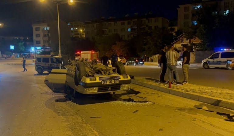 tekeri-kopan-otomobil-takla-atip-ters-yone-uctu-9kbVpkm7.jpg