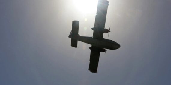 Yangına müdahale eden uçak göle düştü (VİDEO)