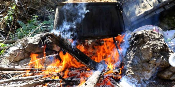 Yüzyıllardır süren klâsik yollarla pekmez üretimi Yüzyıllardır süren klâsik yollarla pekmez üretimi