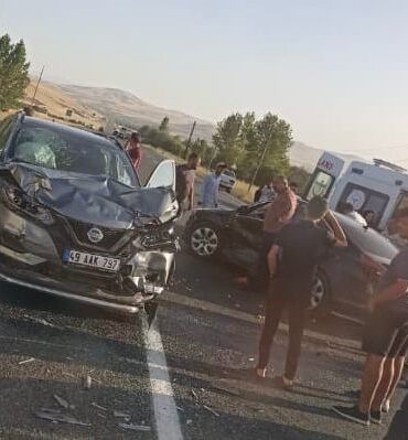 ELAZIĞ'DA TRAFİK KAZASI: 2'Sİ AĞIR 8 YARALI