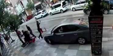 PANİK YAPARAK GAZA BASAN SÜRÜCÜ KALDIRIMDAKİ GRUBUN ARASINA DALDI: 1 YARALI