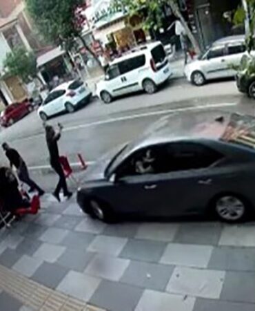 PANİK YAPARAK GAZA BASAN SÜRÜCÜ KALDIRIMDAKİ GRUBUN ARASINA DALDI: 1 YARALI