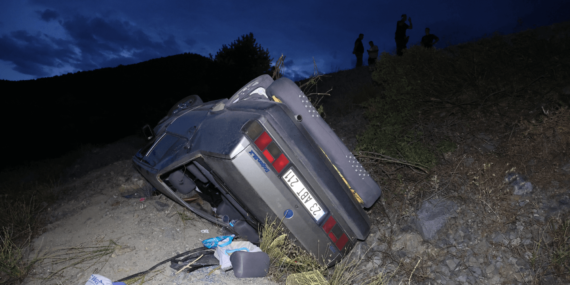 Otomobil şarampole uçtu, aynı aileden 7 kişi yaralandı (VİDEO) Otomobil şarampole uçtu, aynı aileden 7 kişi yaralandı (VİDEO)