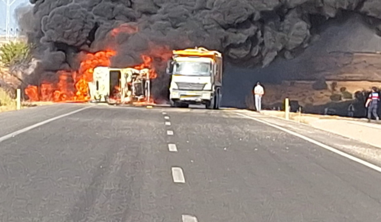 adiyamanda-devrilen-tanker-alev-aldi-surucu-son-anda-kurtuldu-Vxv1Ttqa.jpg