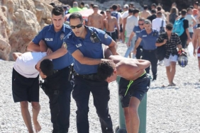 antalyada-plaj-kavgasi-balta-ve-nesterle-polise-direndiler-zG6rm7xV.jpg
