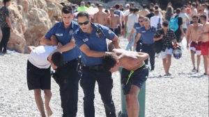 antalyada-plaj-kavgasi-balta-ve-nesterle-polise-direndiler-zG6rm7xV.jpg