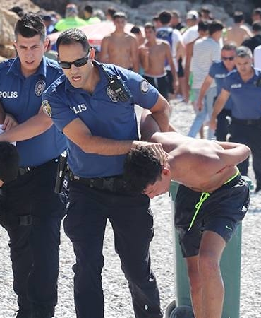 antalyada-plaj-kavgasi-balta-ve-nesterle-polise-direndiler-zG6rm7xV.jpg
