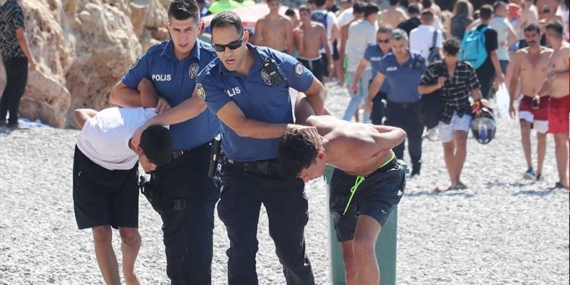 Antalya’da plaj kavgası: Balta ve neşterle polise direndiler Antalya’da plaj kavgası: Balta ve neşterle polise direndiler