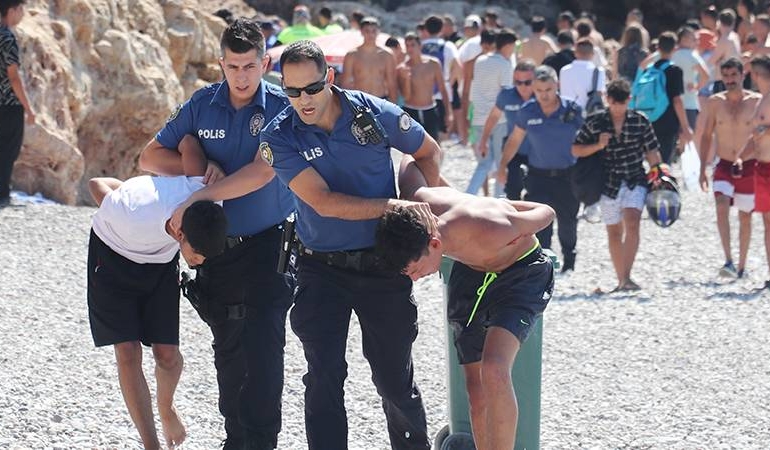 antalyada-plaj-kavgasi-balta-ve-nesterle-polise-direndiler-zG6rm7xV.jpg