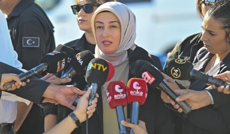 ayse-atesten-mahkemenin-ara-kararina-tepki-cizdiginiz-cerceveyi-paramparca-edip-ayaklarinizin-altina-atacagim-rPDytIi9.jpg